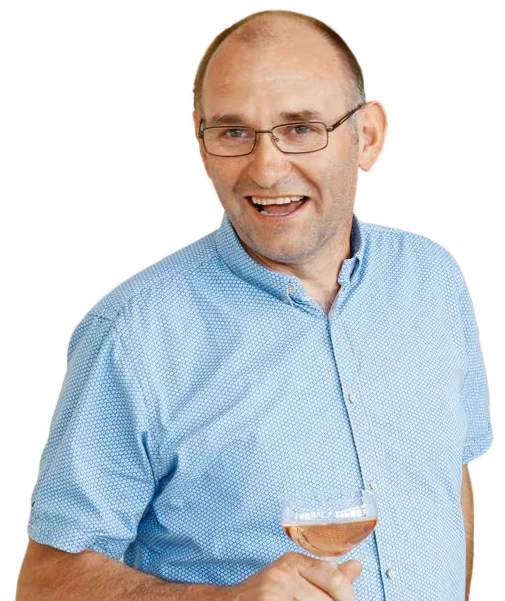 Bogomir Valdhuber mit einem Glas Rosé
