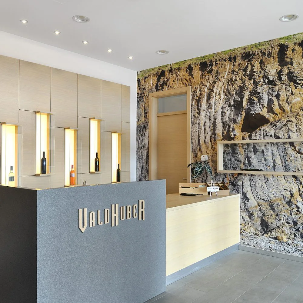 Empfang des Weinguts Valdhuber vor einer Wand aus Opok-Gestein