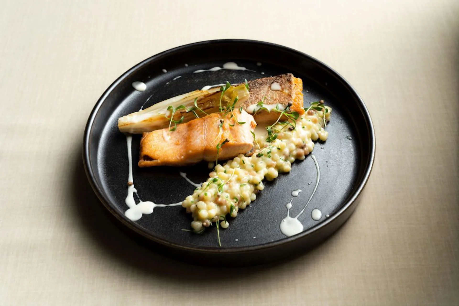 Gebratener Saibling mit Chicorée und Fregola aus der Valdküche